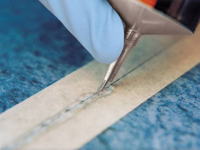 каким клеем приклеить линолеум к бетонному полу